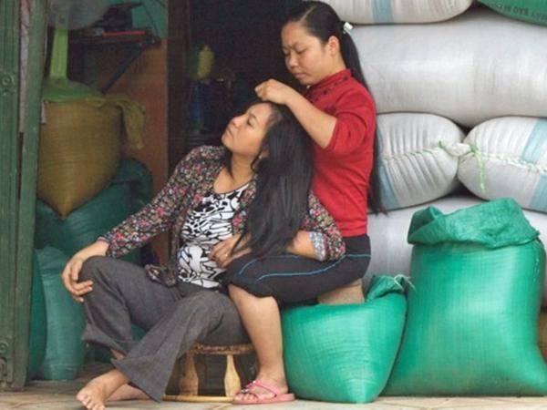 Hai người phụ nữ trong lúc nhàn rỗi, tại một cửa hàng bán gạo tại Nghĩa Lộ, Yên Bái